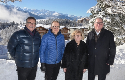 Yves Duc avec les gouverneurs Jouni Heinonen, Andrea Weber et John Manning (de gauche à droite) Photo : André Springer